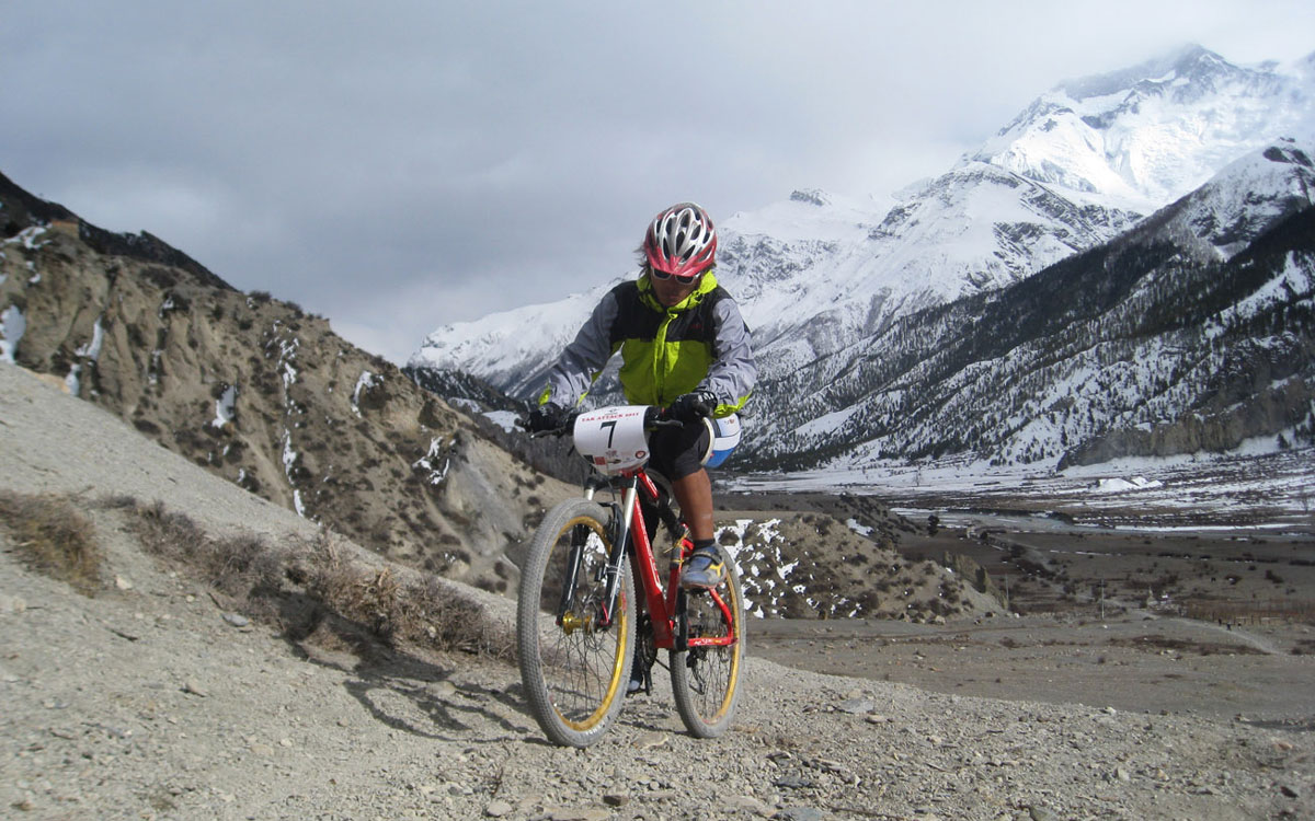 mountain bikining in the annapurna region