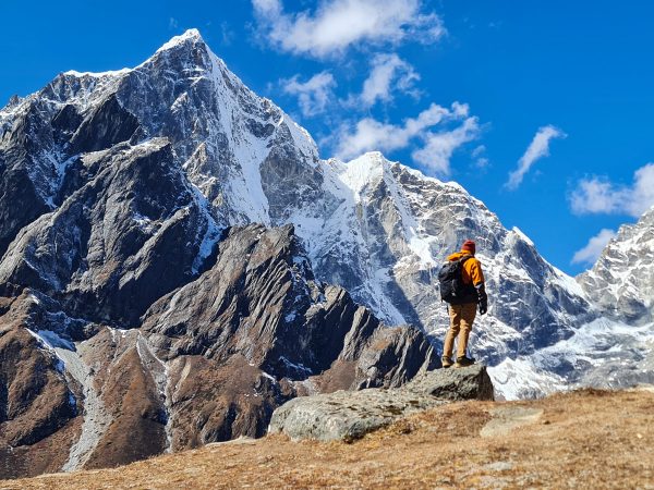 Stunning view of Cholatse on the way to Lobuche