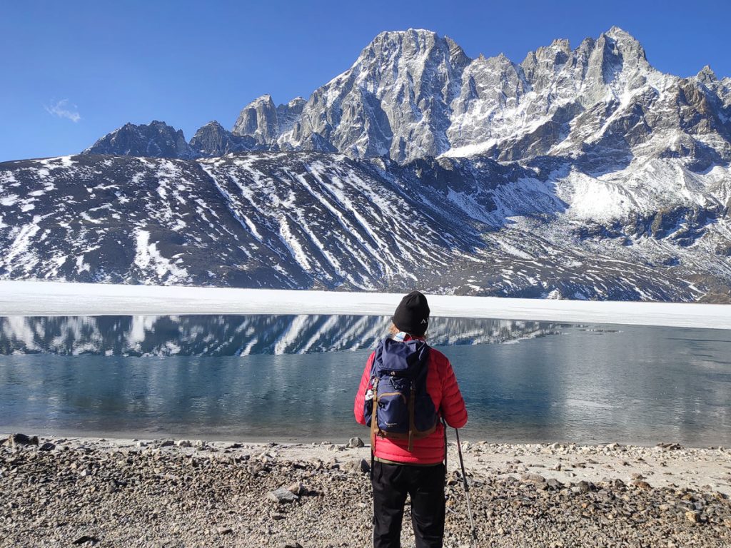 A trekker standing in front of Gokyo Lake II