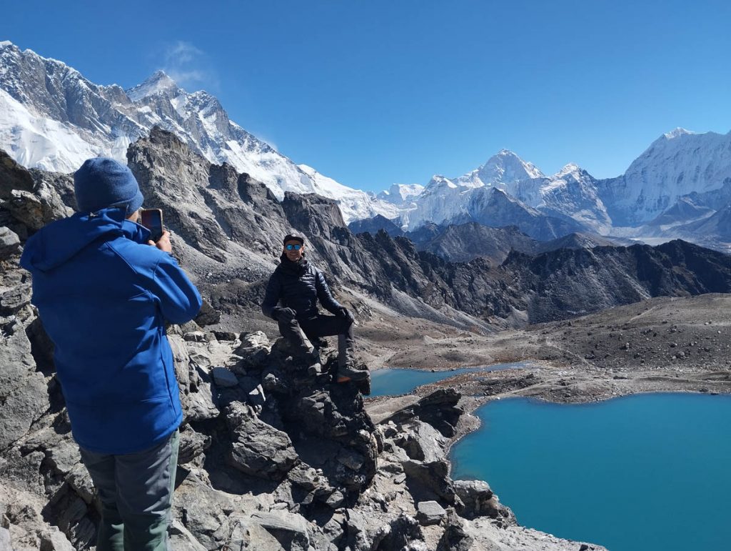 Trekkers taking photo at Kongma La Pass