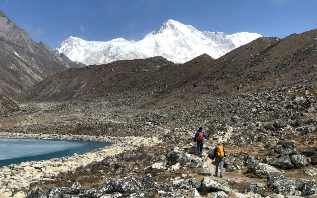 Everest Base Camp vs Gokyo Lakes: Which Trek Should You Choose? 8 Cho Oyu