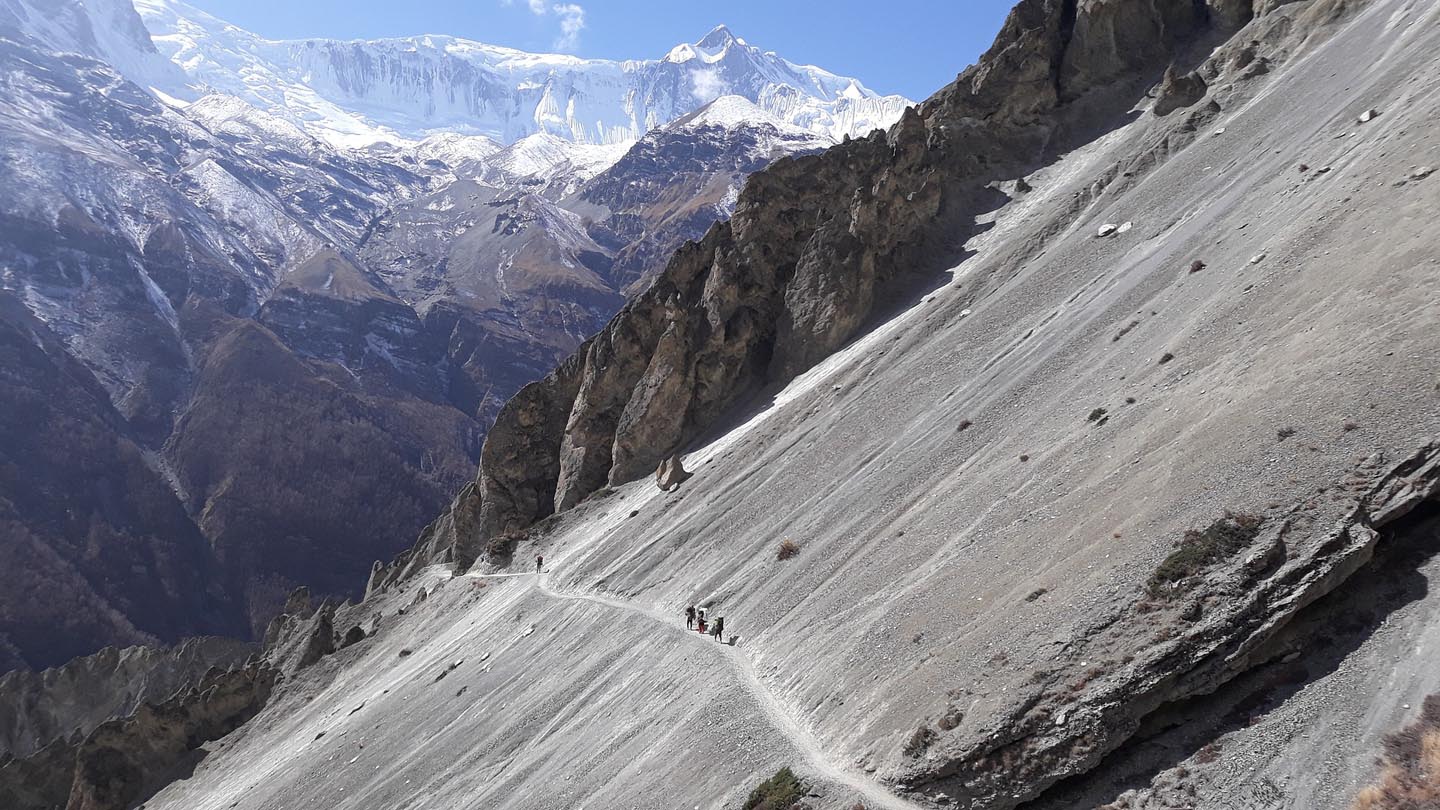 The trail towards Tilicho Base Camp.