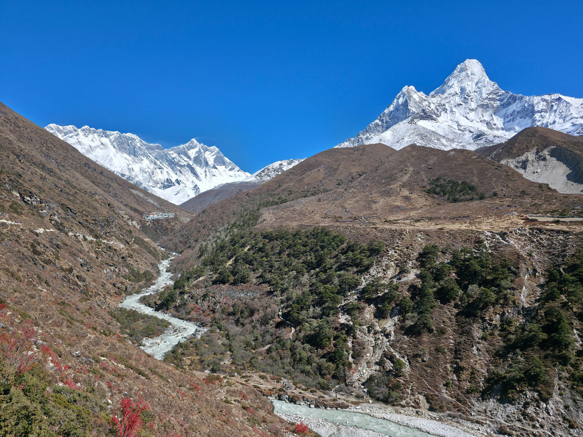 Clear autumn weather on the way to Dingboche