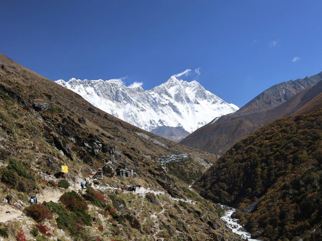 route to dingboche with mountain views