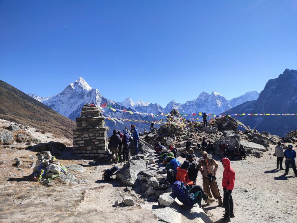 Trekkers at Thukla Pass