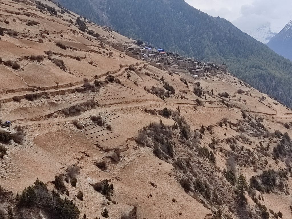 Dirt road in Ghyaru, Annapurna Circuit