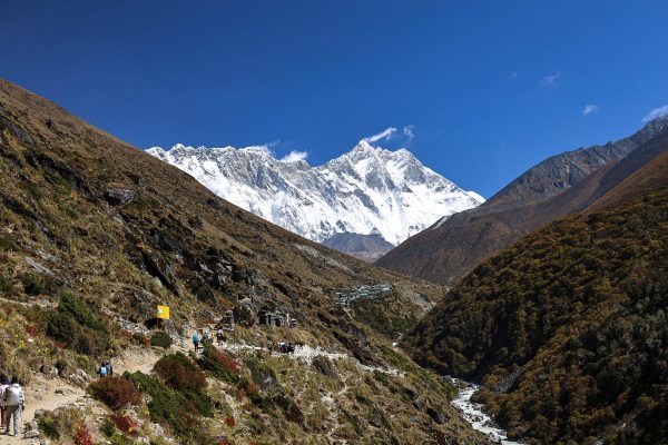 Scenic trail to Somare with a clear view of Mount Everest and Lhotse