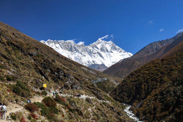 Scenic trail to Somare with a clear view of Mount Everest and Lhotse
