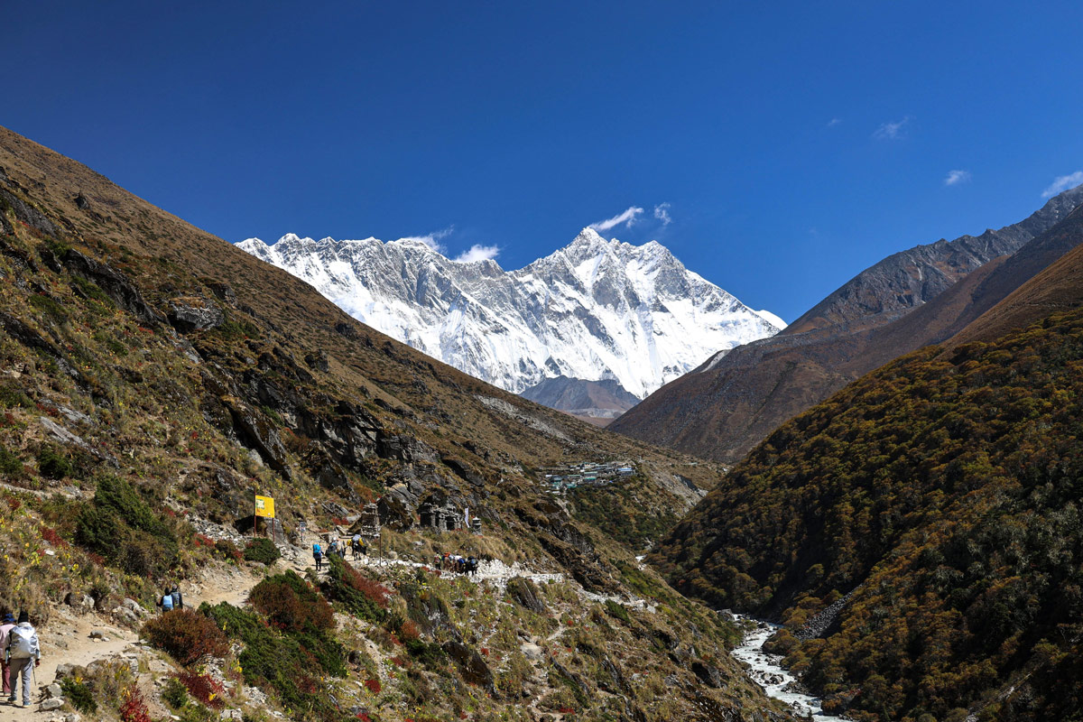 Scenic trail to Somare with a clear view of Mount Everest and Lhotse