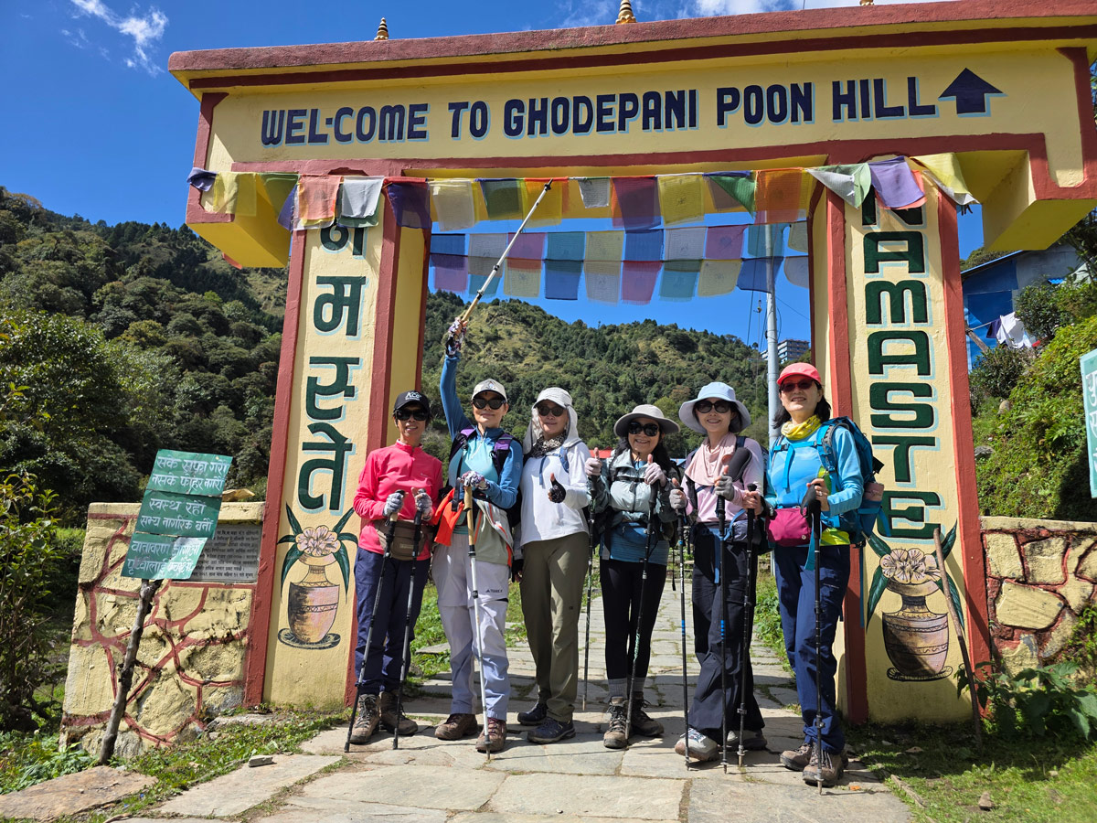 Trekkers arrive in Ghorepani Trekkers arrive in Ghorepani