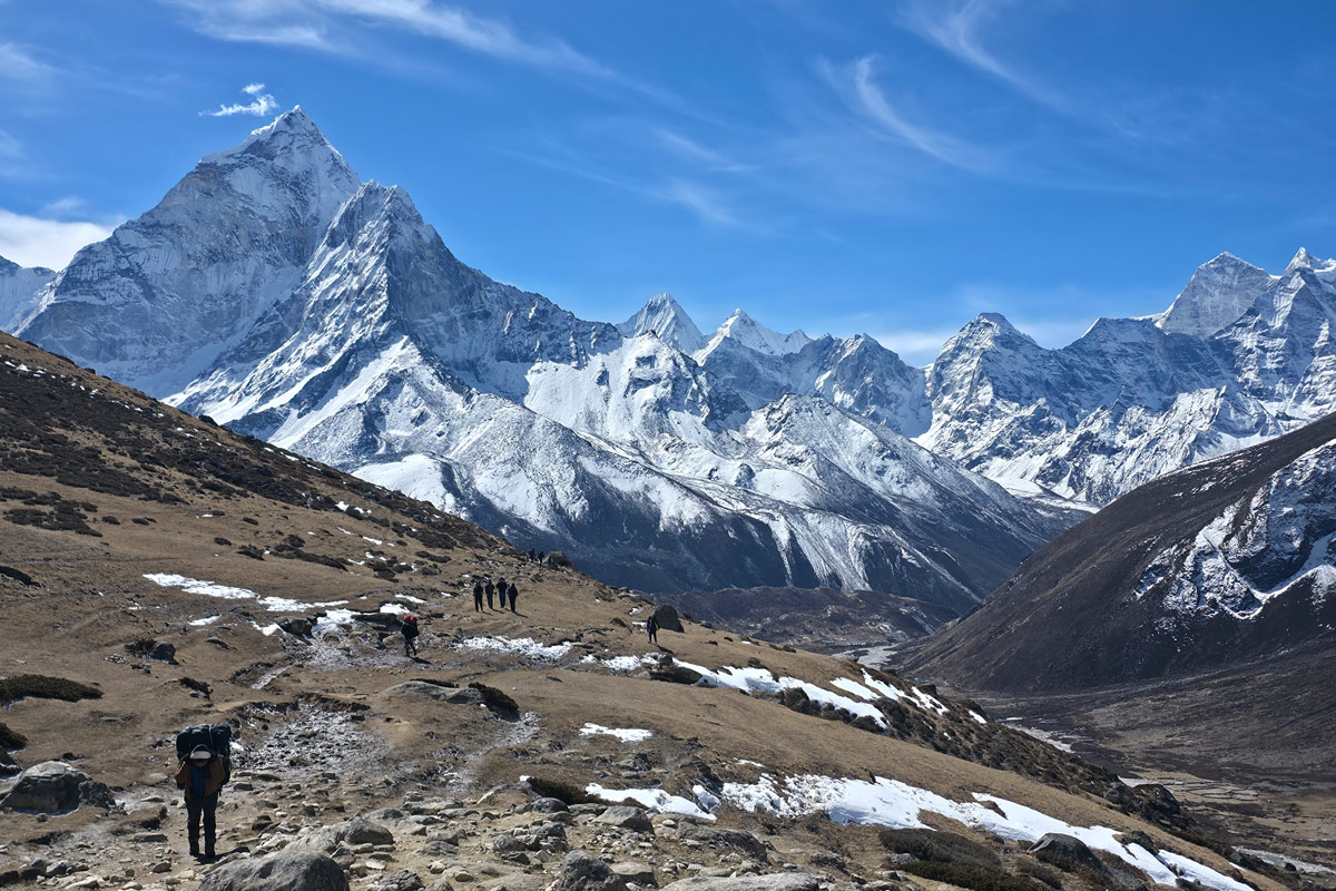 A stunning Himalayan vista en route to Thukla.